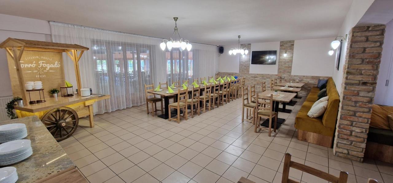 Forro Fogado & Bauer Bistro Hotel Roszke ภายนอก รูปภาพ