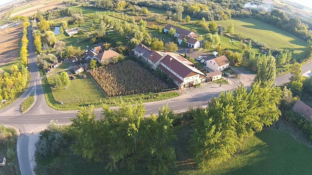 Forro Fogado & Bauer Bistro Hotel Roszke ภายนอก รูปภาพ
