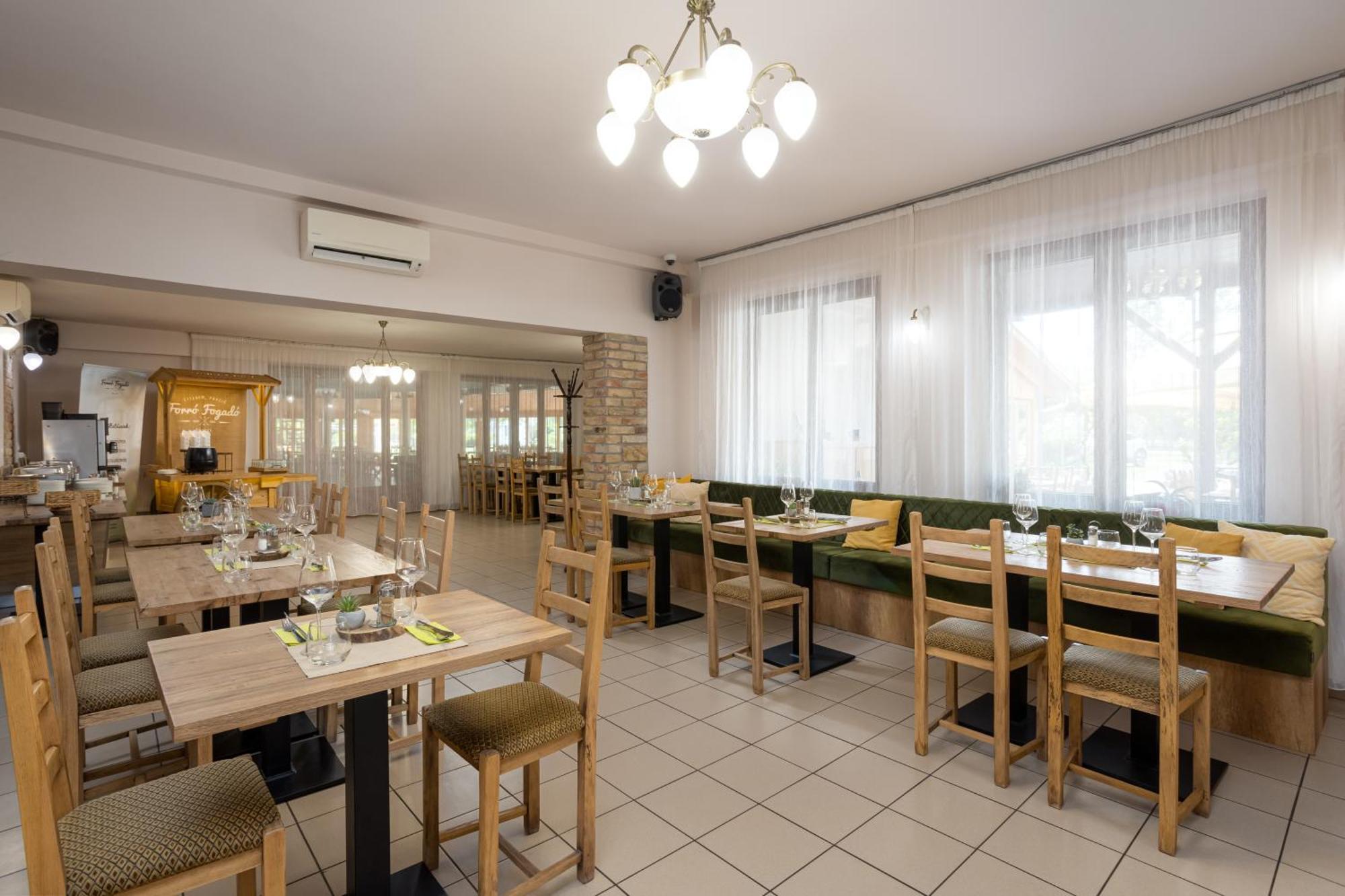 Forro Fogado & Bauer Bistro Hotel Roszke ภายนอก รูปภาพ
