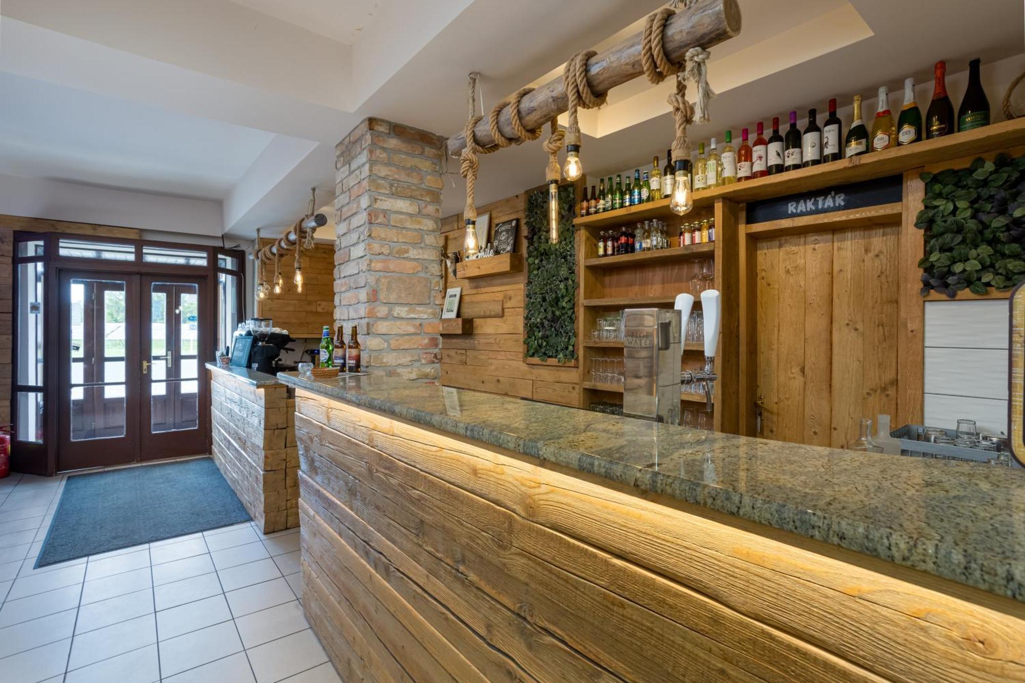 Forro Fogado & Bauer Bistro Hotel Roszke ภายนอก รูปภาพ