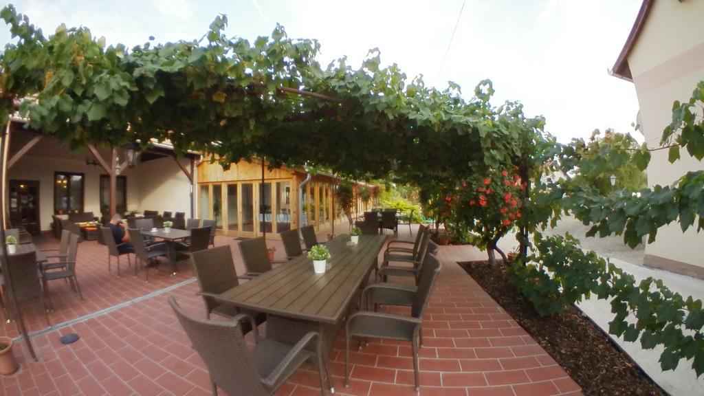 Forro Fogado & Bauer Bistro Hotel Roszke ภายนอก รูปภาพ